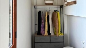 A hallway with a wardrobe, a hanging light fixture, and a window. - Civico 2o la casa di nina (Reggio Calabria)