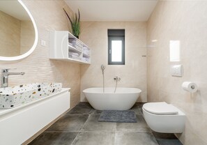 Douche, sèche-cheveux, serviettes fournies