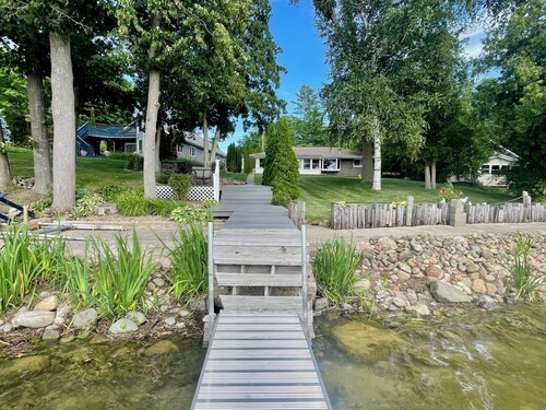 Just Peachy! Enjoy your private lake front home.