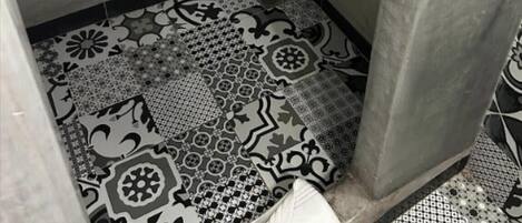 KBN | Bathroom | Shower, hair dryer, towels, soap