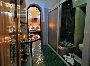Habitación estándar | Baño | Regadera, secadora de cabello, toallas, jabón 
