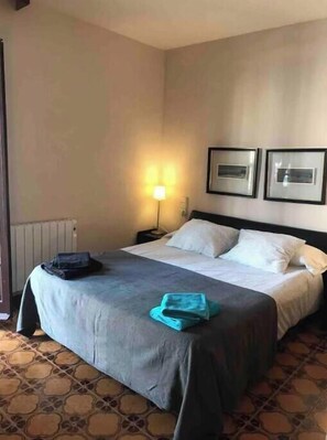 6 habitaciones, tabla de planchar con plancha y cuna de viaje 