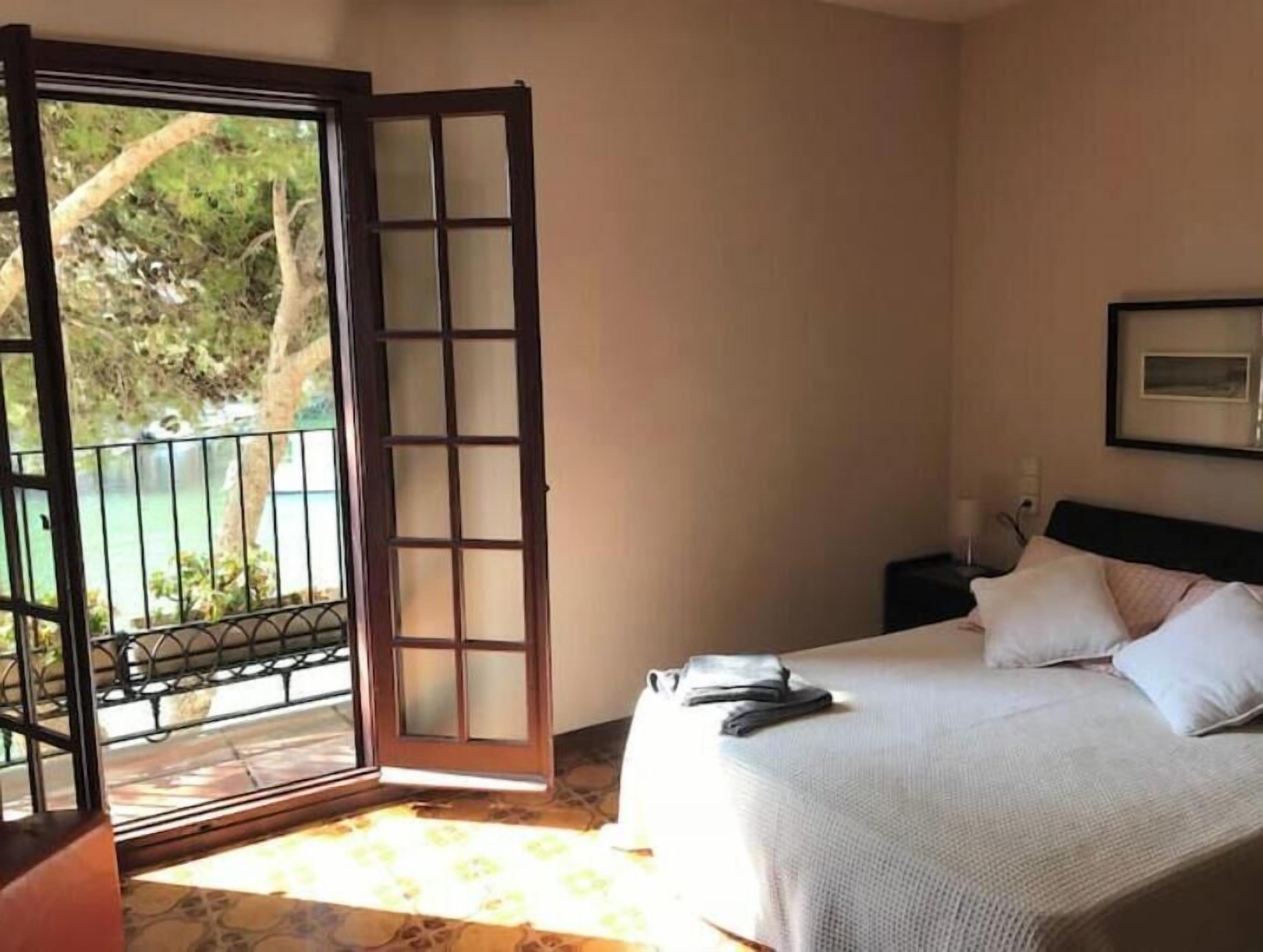 6 bedrooms, iron/ironing board, travel crib, free WiFi