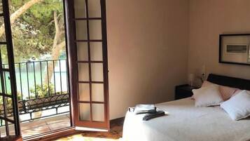 6 bedrooms, iron/ironing board, travel crib, free WiFi