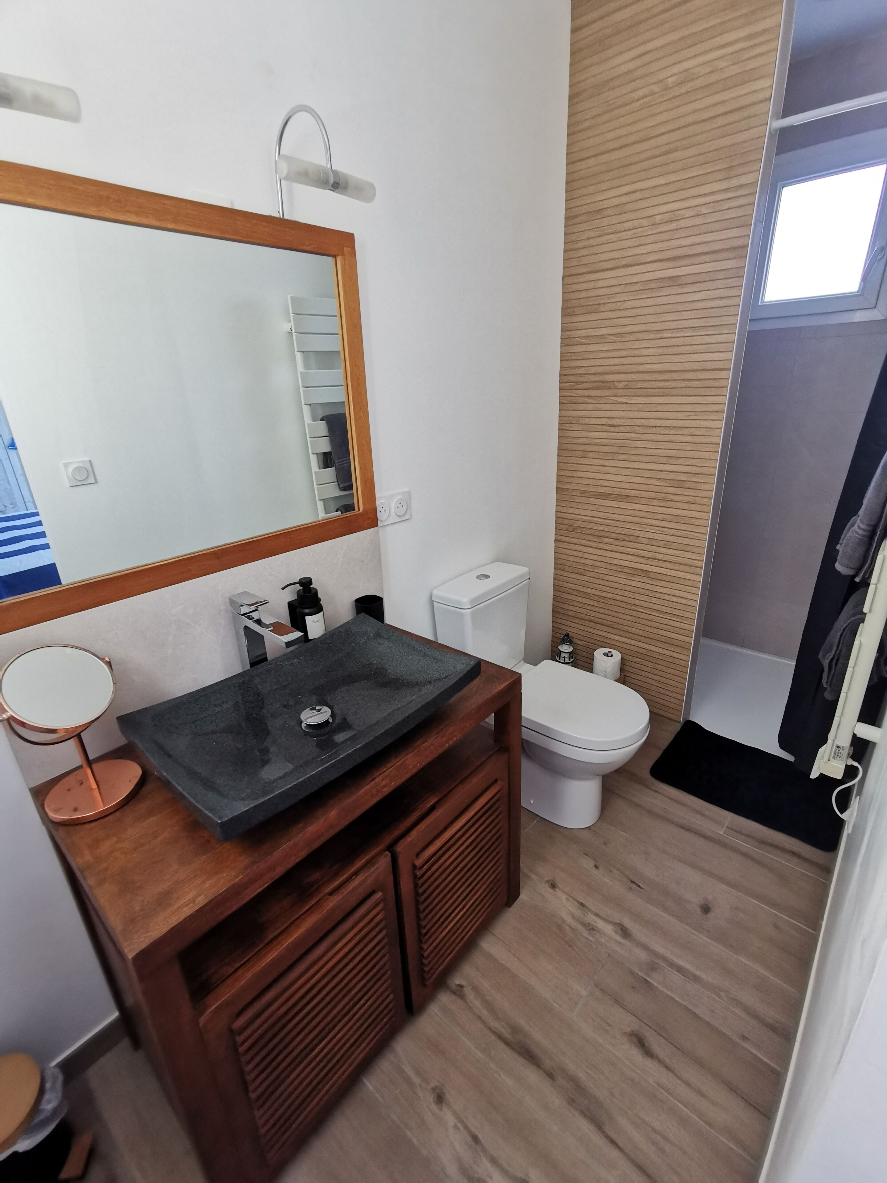 Een haardroger, handdoeken, zeep, toiletpapier