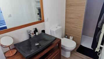 Een haardroger, handdoeken, zeep, toiletpapier