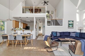 Smart TV, chimenea, futbolito y libros 