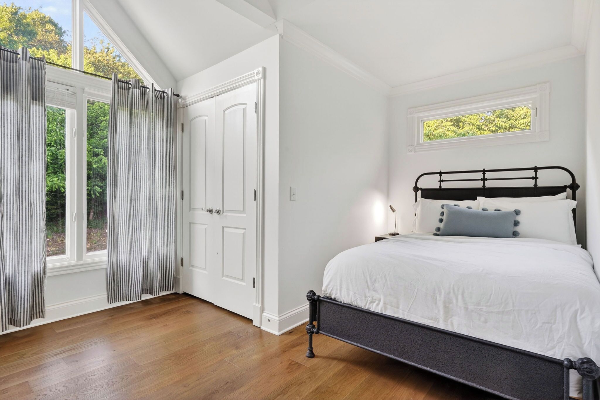 5 bedrooms, desk, free WiFi, bed sheets