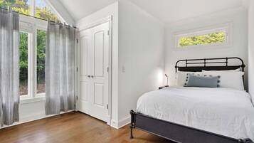 5 bedrooms, desk, free WiFi, bed sheets