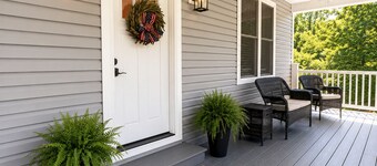 25% late summer discount! Sleeps10|Lakefront | Hot tub|Quiet Cove| Dock