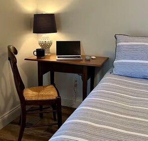 Een bureau, wifi, beddengoed
