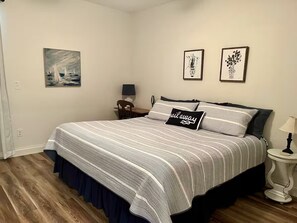 Room - Slip Away – Lakefront w/ Private Dock, Kayaks & Hot Tub (Lafollette)