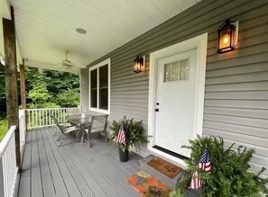 Outdoor dining - Slip Away – Lakefront w/ Private Dock, Kayaks & Hot Tub (Lafollette)