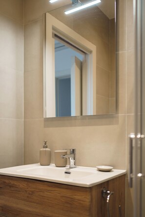 Shower, hair dryer, bidet, towels - Stylish Apartment with AC and Easy Access to Otranto Beaches (Otranto)