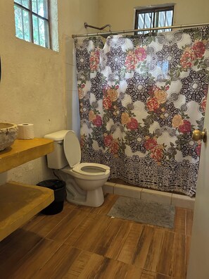Jabón y papel de baño 