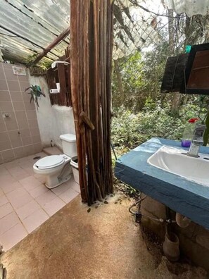 Habitació, 1 llit de matrimoni, vistes al jardí | Bany | Sabó i paper higiènic 