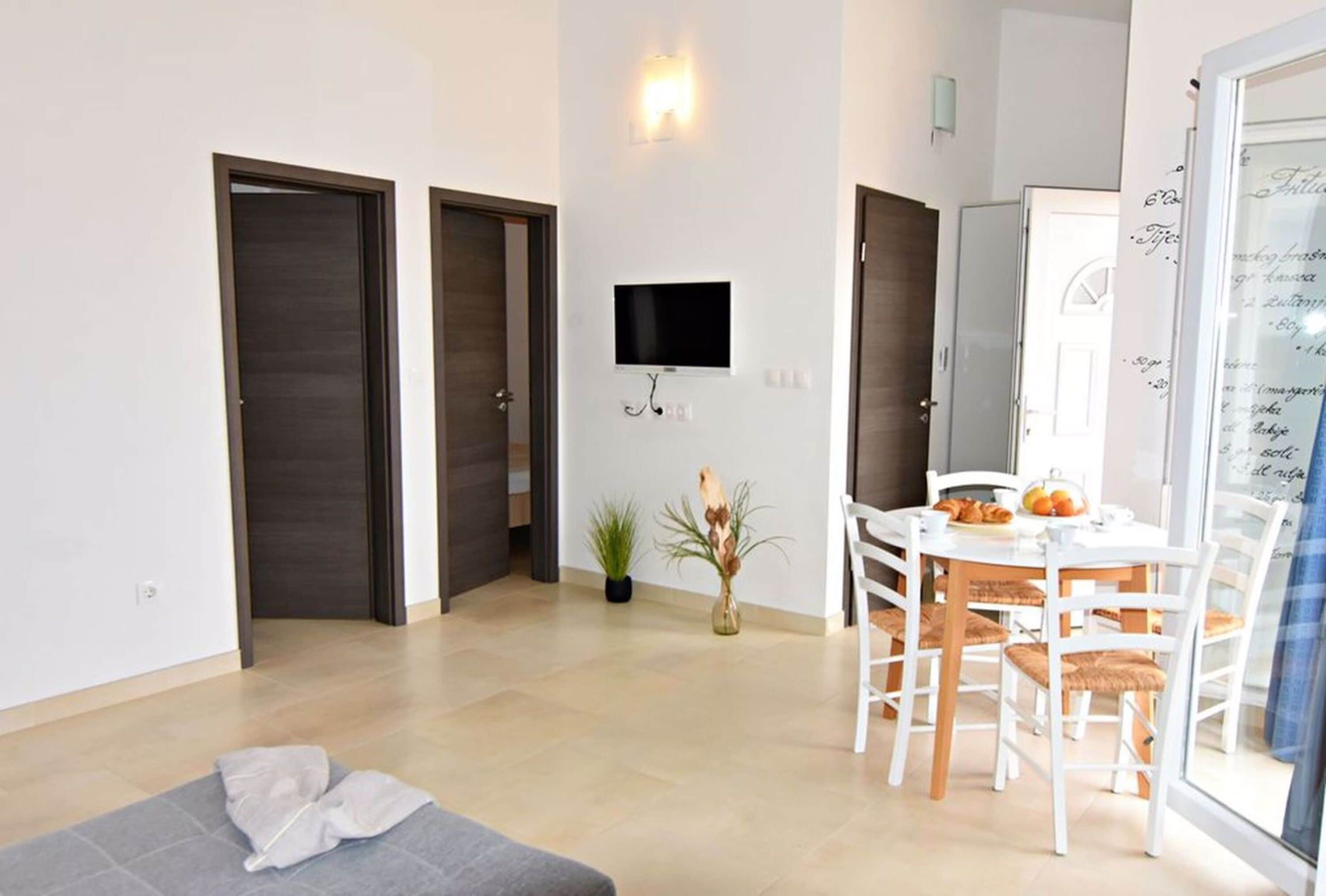 Apartment, 2 Bedrooms, Terrace, Pool View | Dining room