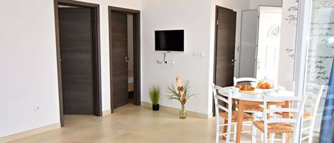 Apartment, 2 Bedrooms, Terrace, Pool View | Dining room