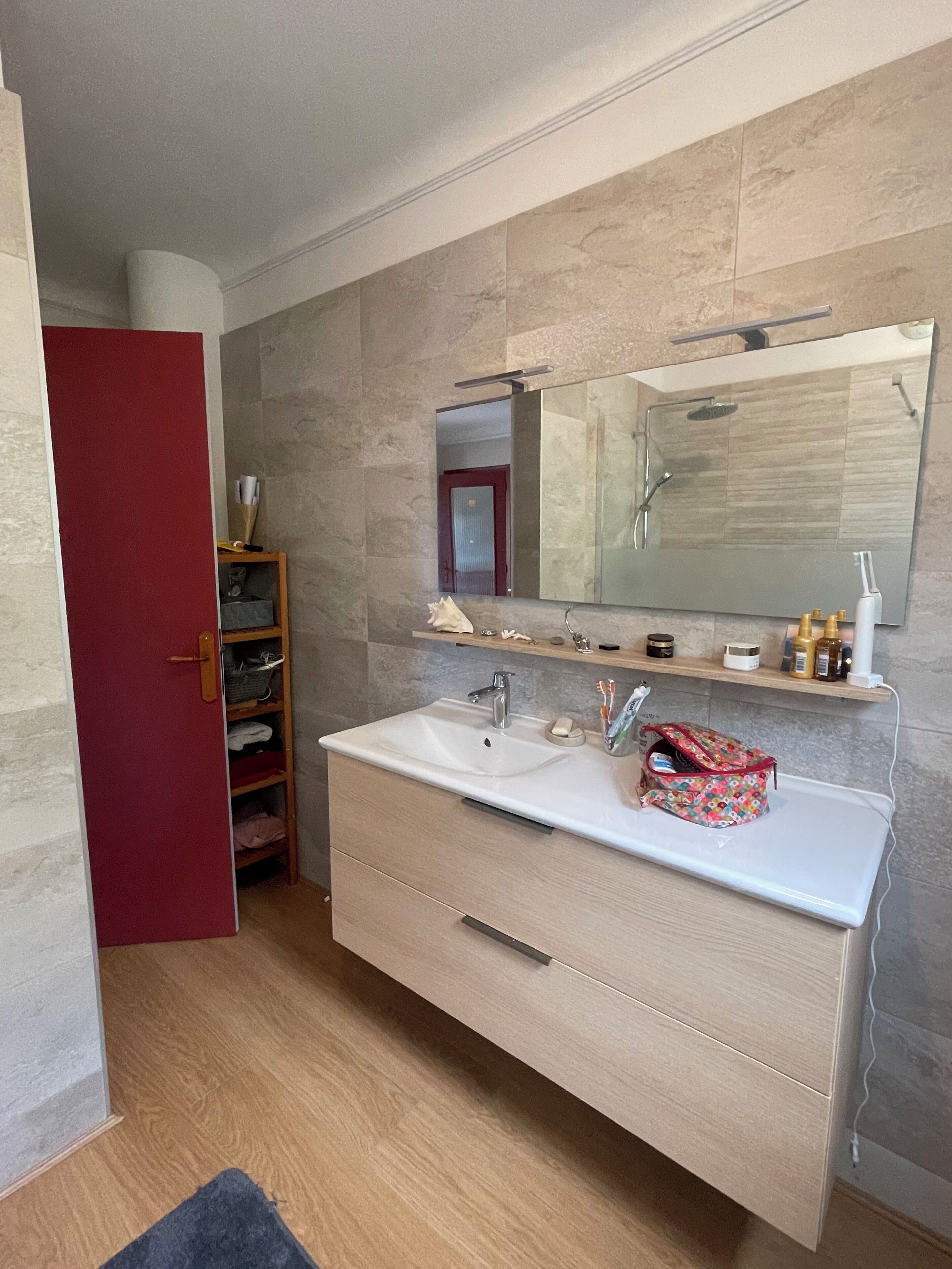Douche, sèche-cheveux, serviettes fournies, savon