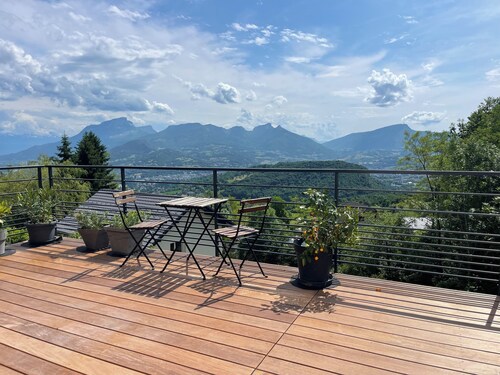 Villa familiale avec vue panoramique et jardin sur les hauteurs de Chambéry