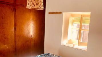 Tabla de planchar con plancha, wifi, ropa de cama