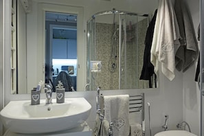 Dusche, Haartrockner, Handtücher