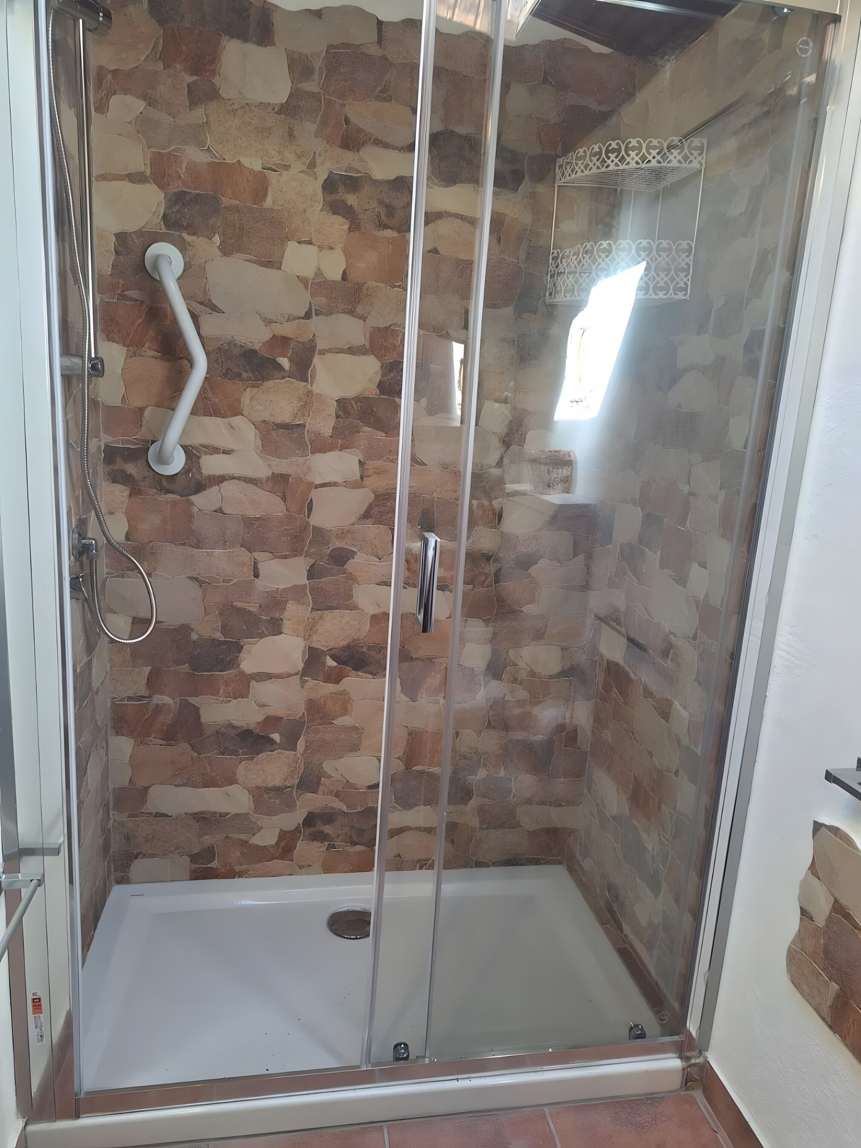 Douche, sèche-cheveux, serviettes fournies