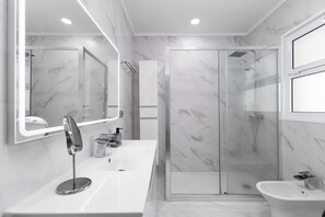 Shower, hair dryer, towels, soap - Villa Aurora (Ponta Delgada)