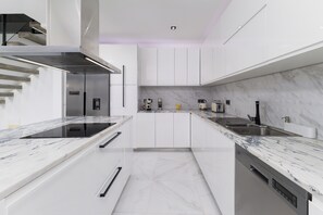 Fridge, microwave, oven, stovetop - Villa Aurora (Ponta Delgada)