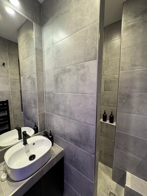 Secadora de cabello, toallas, jabón, papel de baño 