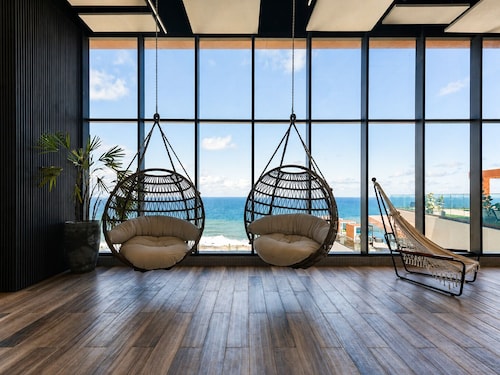 Lit 760 - Close to the Beach and the Convention Center Housi by Carpediem