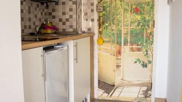 Kühlschrank, Mikrowelle, Herdplatte, Wasserkocher mit Kaffee-/Teezubehör
