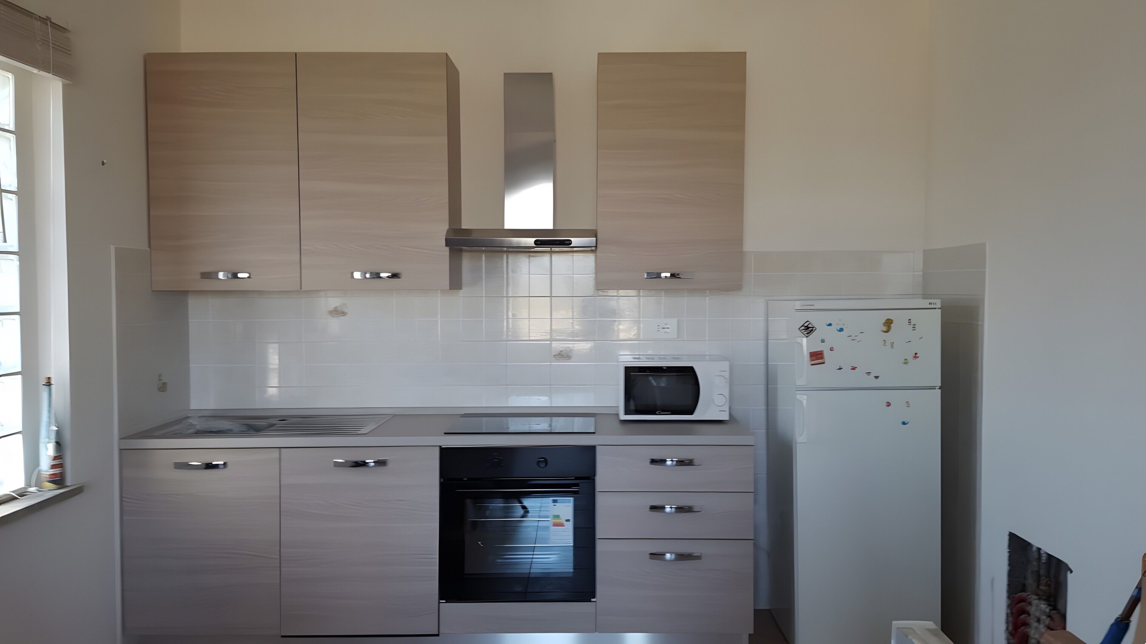 Coffee/tea maker, fridge, oven, stovetop