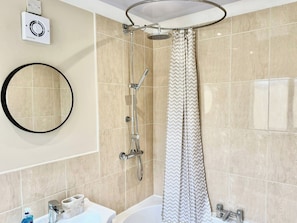 Combined shower/tub, deep soaking tub, towels - South Shields Coastal House Near Beaches- South (South Shields)