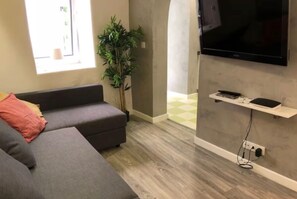 TV - ‘Cantinho Lisboa Florista’ Apartment with Wi-Fi and Air Conditioning (Lisbon)