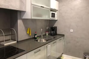 Geladeira, micro-ondas, fogão, cooktop