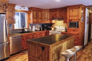 Fridge, microwave, oven, stovetop - Chalet Domaine des Cascades - Spa and Private Lake (Wentworth-Nord)