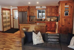 TV, fireplace - Chalet Domaine des Cascades - Spa and Private Lake (Wentworth-Nord)