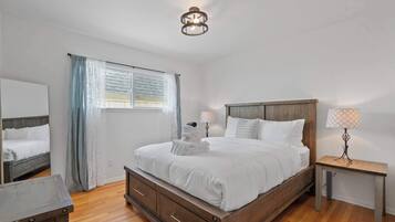 4 bedrooms, iron/ironing board, WiFi, bed sheets