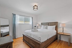 4 bedrooms, iron/ironing board, WiFi, bed sheets - Sherman Oaks 4BR Pool Home | Colby & Conrad (Los Angeles)