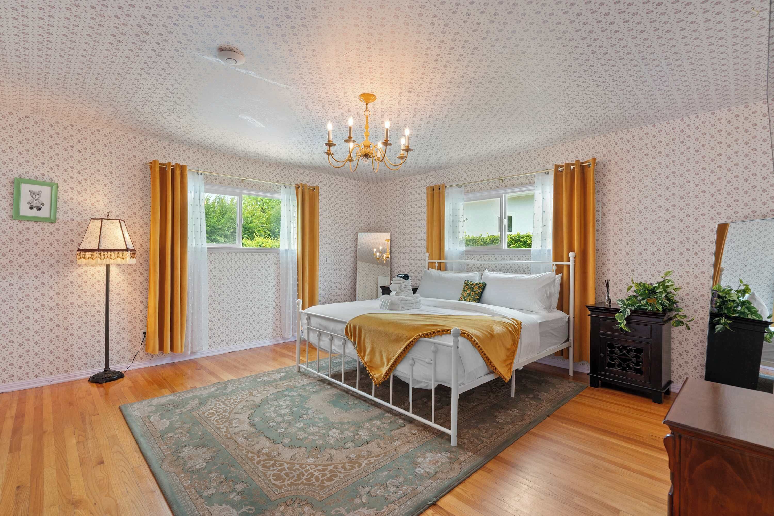 4 bedrooms, iron/ironing board, WiFi, bed sheets