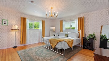 4 bedrooms, iron/ironing board, WiFi, bed sheets