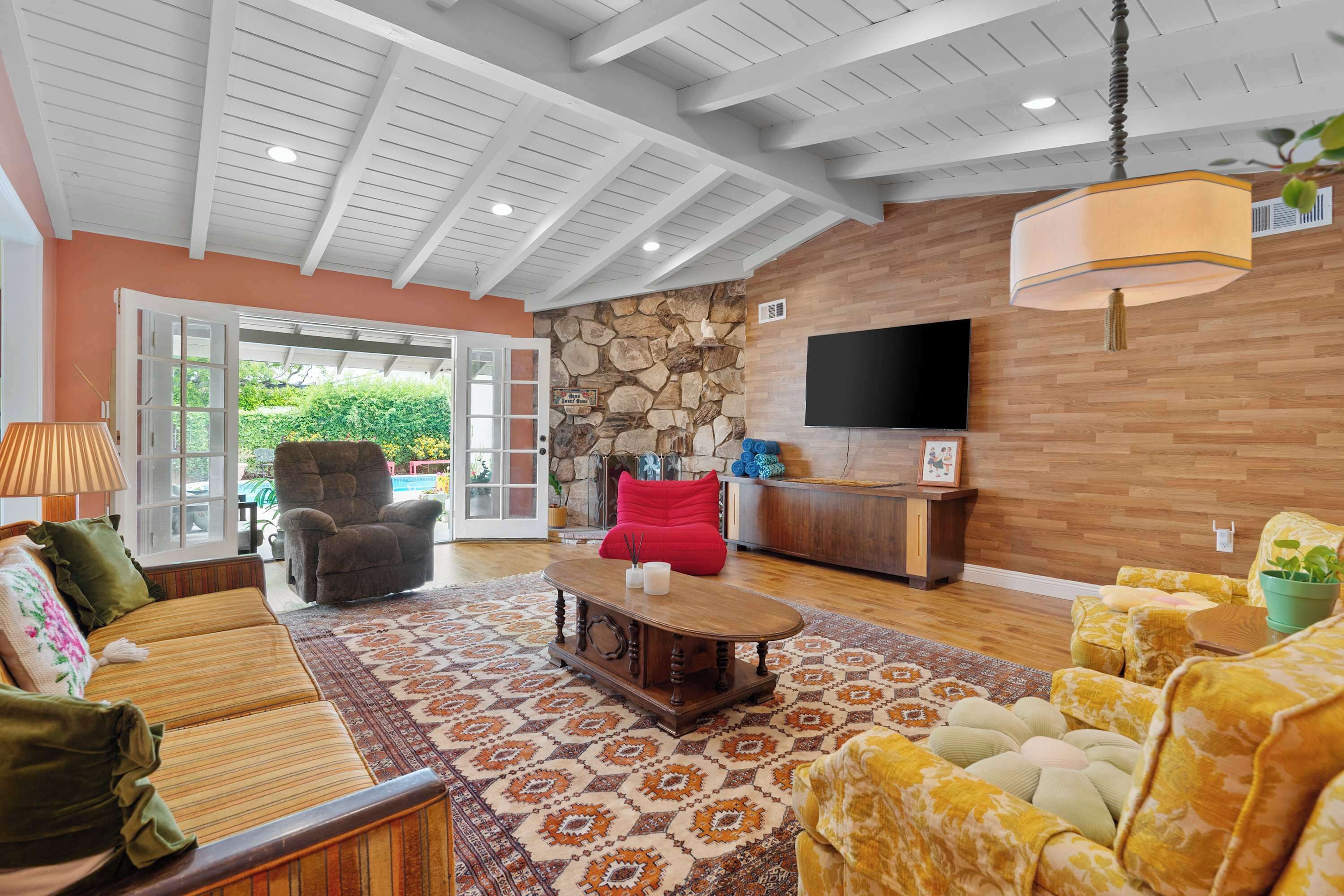 TV, fireplace, offices