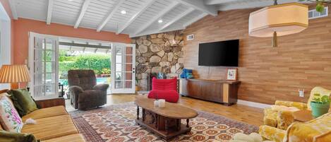 TV, fireplace, offices