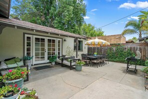 Outdoor dining - Sherman Oaks 4BR Pool Home | Colby & Conrad (Los Angeles)