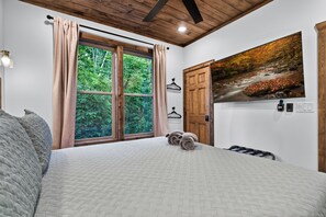 Iron/ironing board, Internet, bed sheets - Modern Mt LeConte Cabin • Hot Tub + Spa Tub (Gatlinburg)