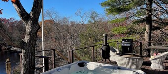 Waterfront Lakehouse w/Hot Tub in Clinton, CT. Pet-Friendly!