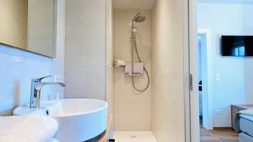 Haartrockner, Handtücher, Seife, Toilettenpapier