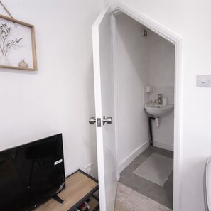 Bathroom - 3BR House near South Wimbledon - Parking + Garden (Mitcham)