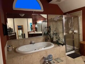 Jetted tub, hair dryer, towels, soap - Atlanta/Decatur 4BR 5Bath Near World Cup Matches (Stonecrest)